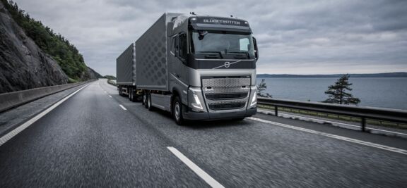 LVS-trucks-Volvo-Trucks-Volvo-FH-rijdend-op-snelweg-2
