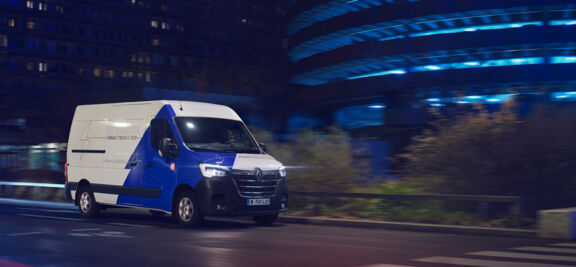 LVS-Renault-Master-E-Tech-bestelwagen-rijdend-'s-nachts-in-de-stad