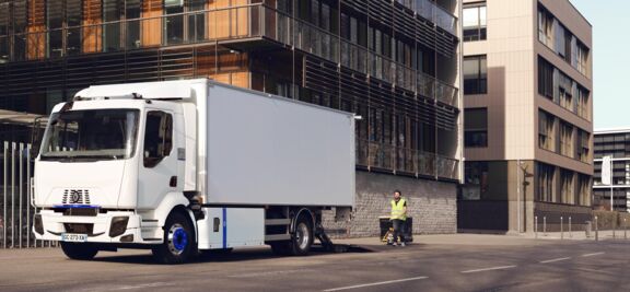 LVS-Renault-Trucks-D-E-Tech-laden-lossen-in-de-stad